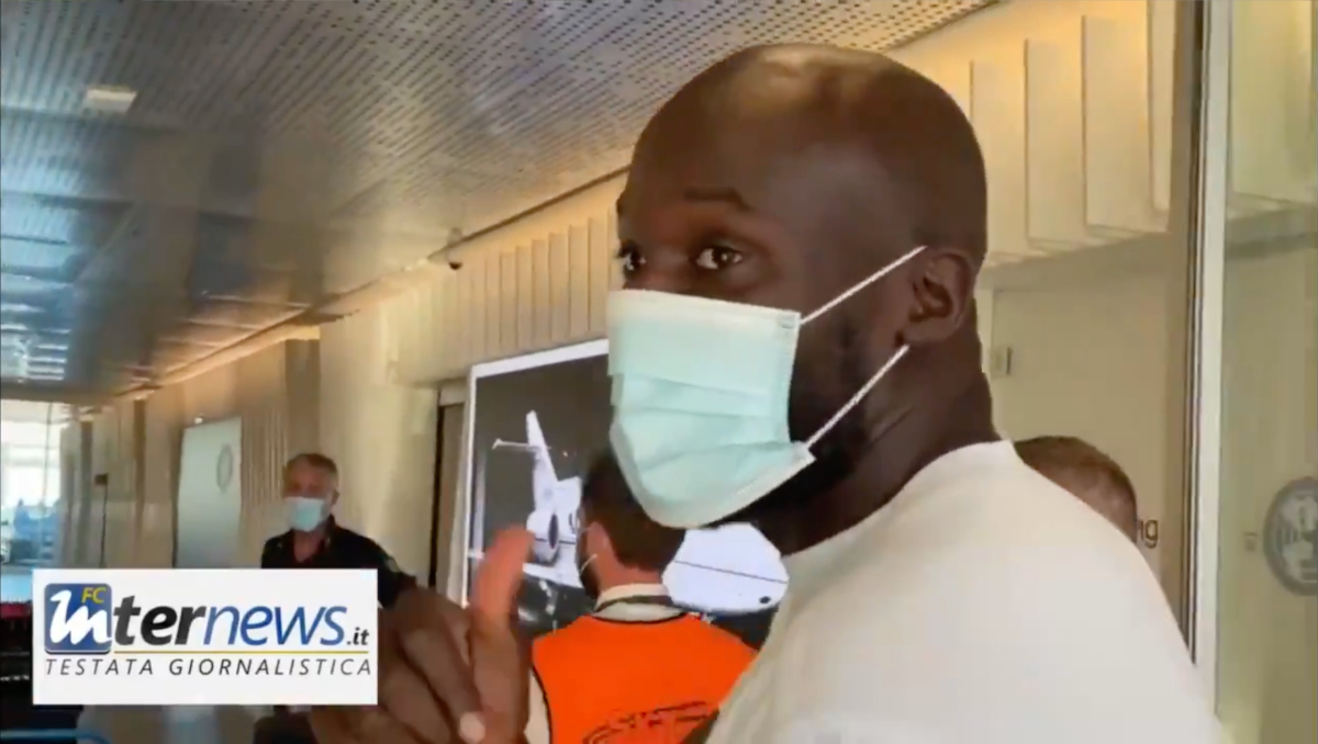 Lukaku leaves Milan airport for flight to London to seal Chelsea return
