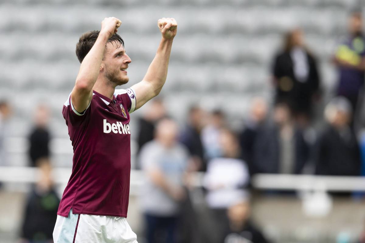 Declan Rice celebrates a West Ham win