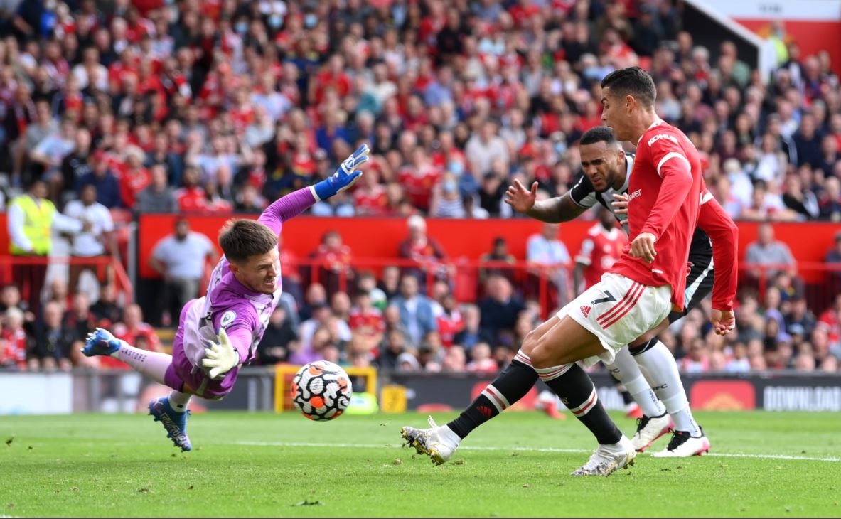 Cristiano Ronaldo scores for Man Utd
