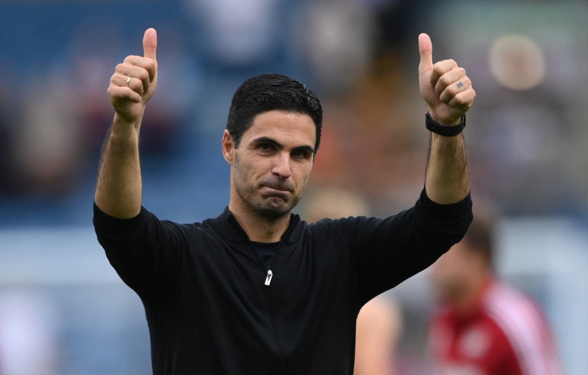 Mikel Arteta two thumbs up