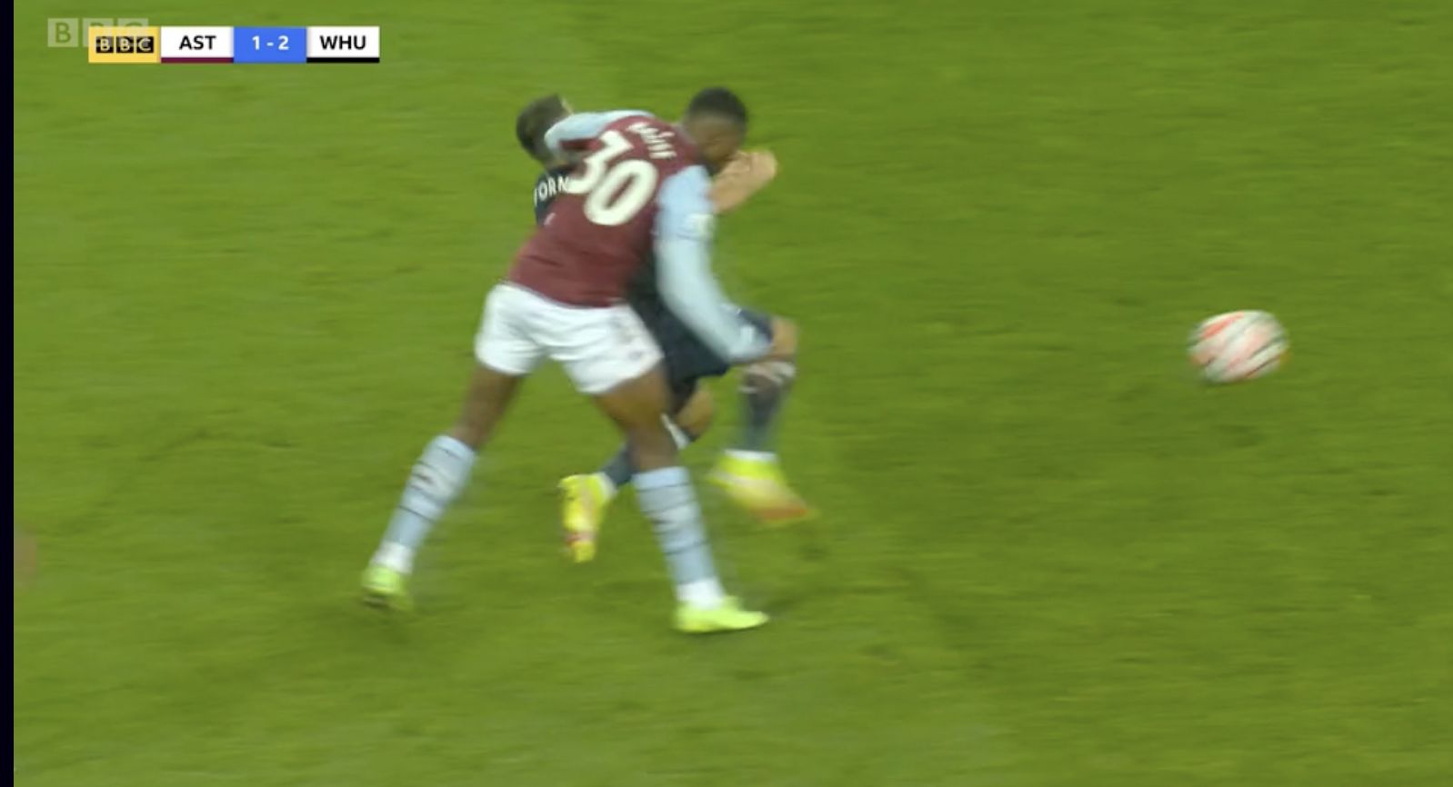 Kortney Hause forearm smash on Pablo Fornals