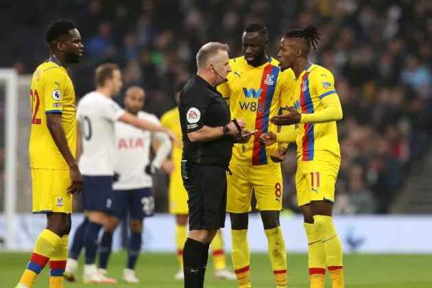 Jon Moss sends off Zaha during Palace vs Spurs
