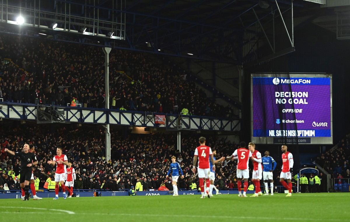 everton arsenal VAR offside