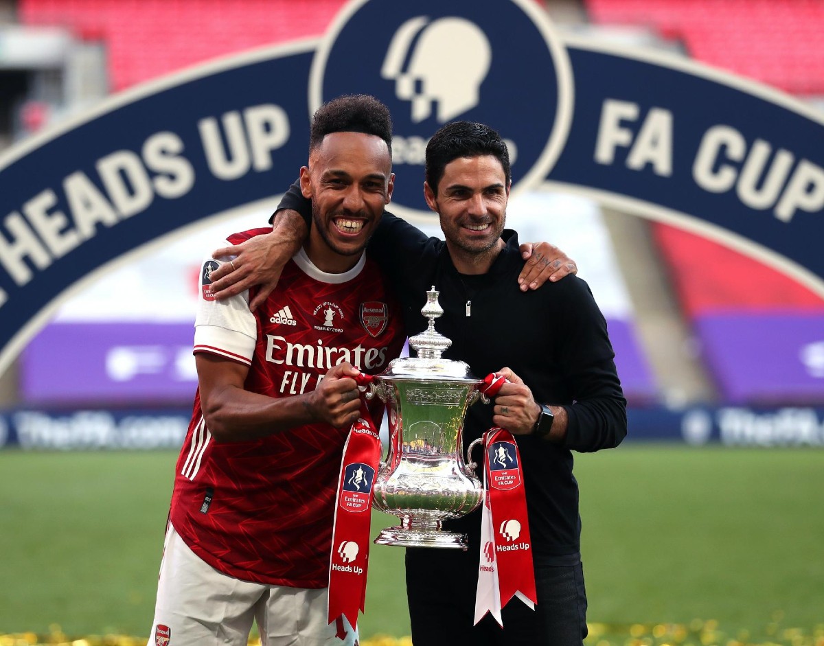 aubameyang arteta fa cup trophy