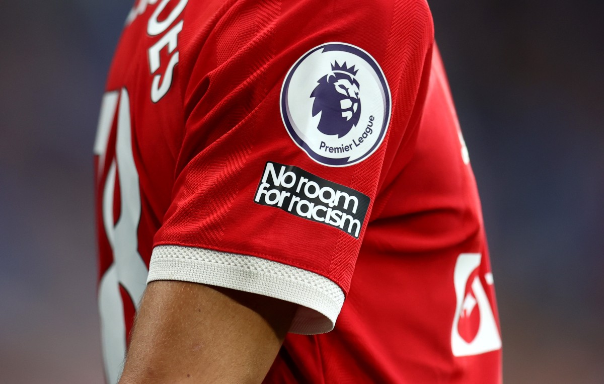 man united shirt badge 2022