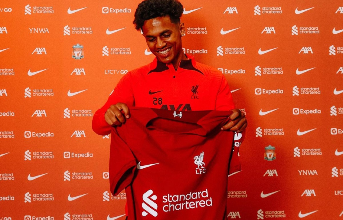 fabio carvalho with liverpool shirt