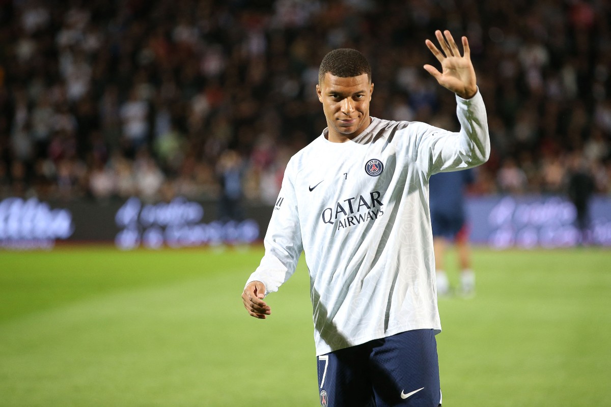 Kylian Mbappe waving pic
