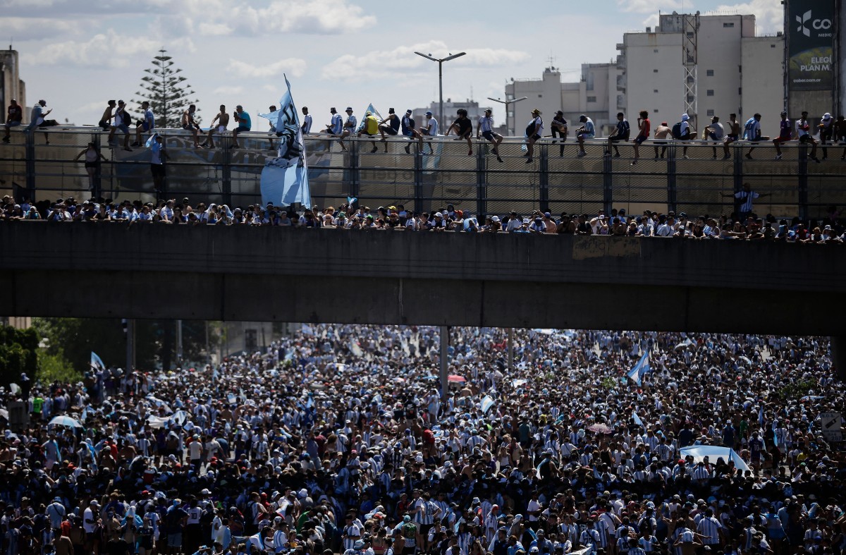 argentina fans parade