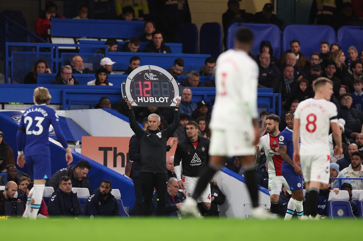 chelsea southampton fourth official