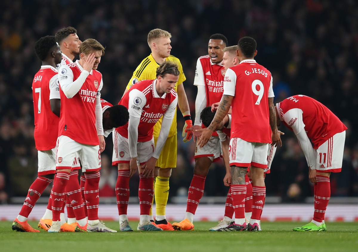 arsenal southampton team huddle