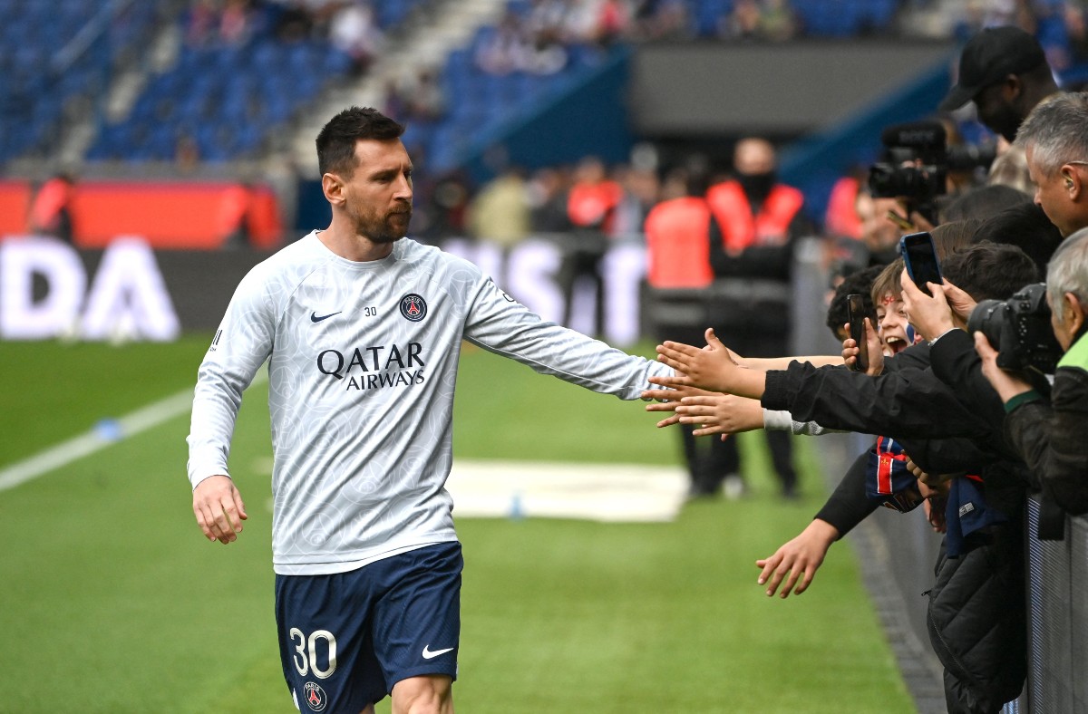 Messi PSG Lorient fans pic