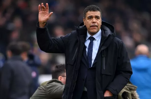 chris kamara waving