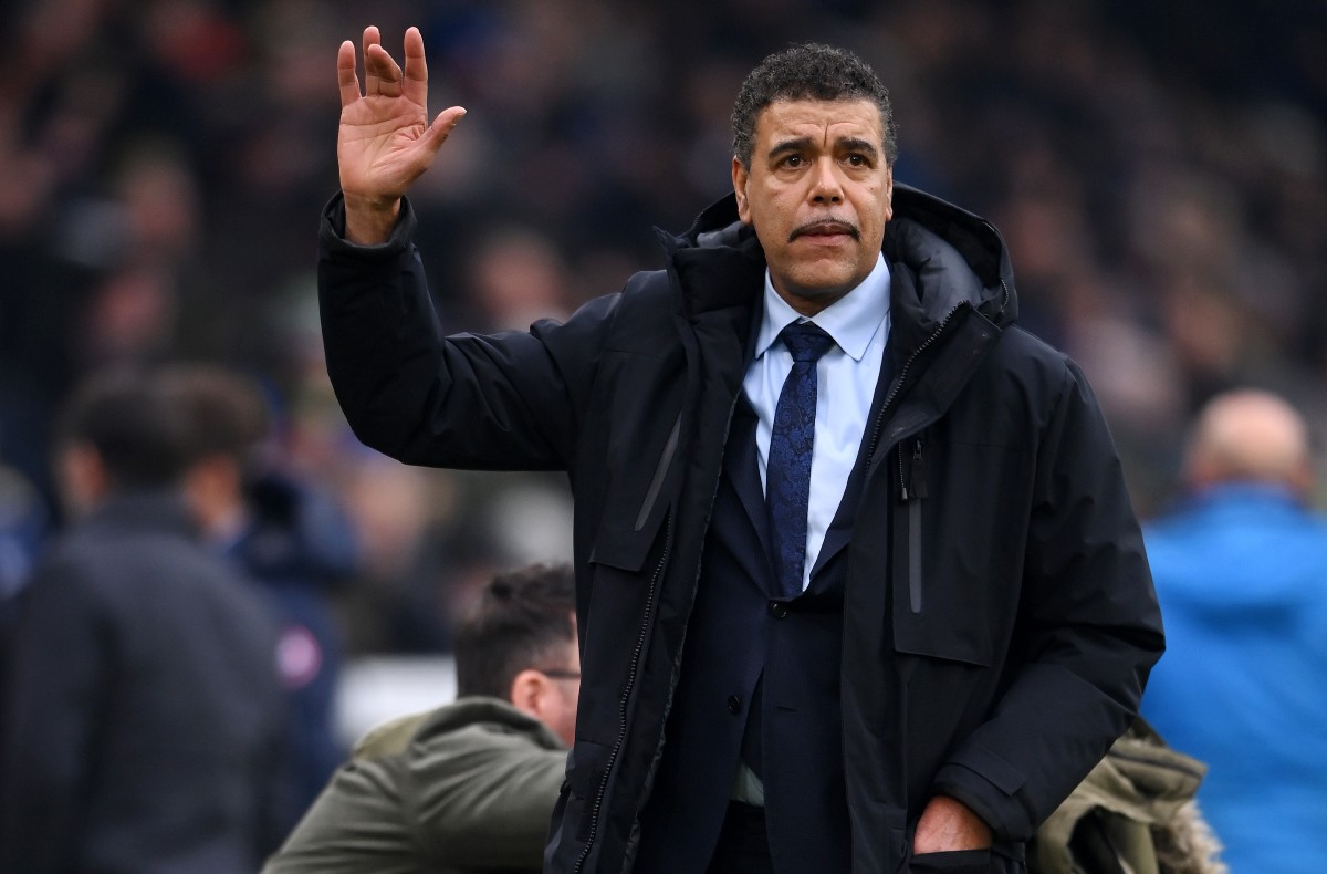 chris kamara waving