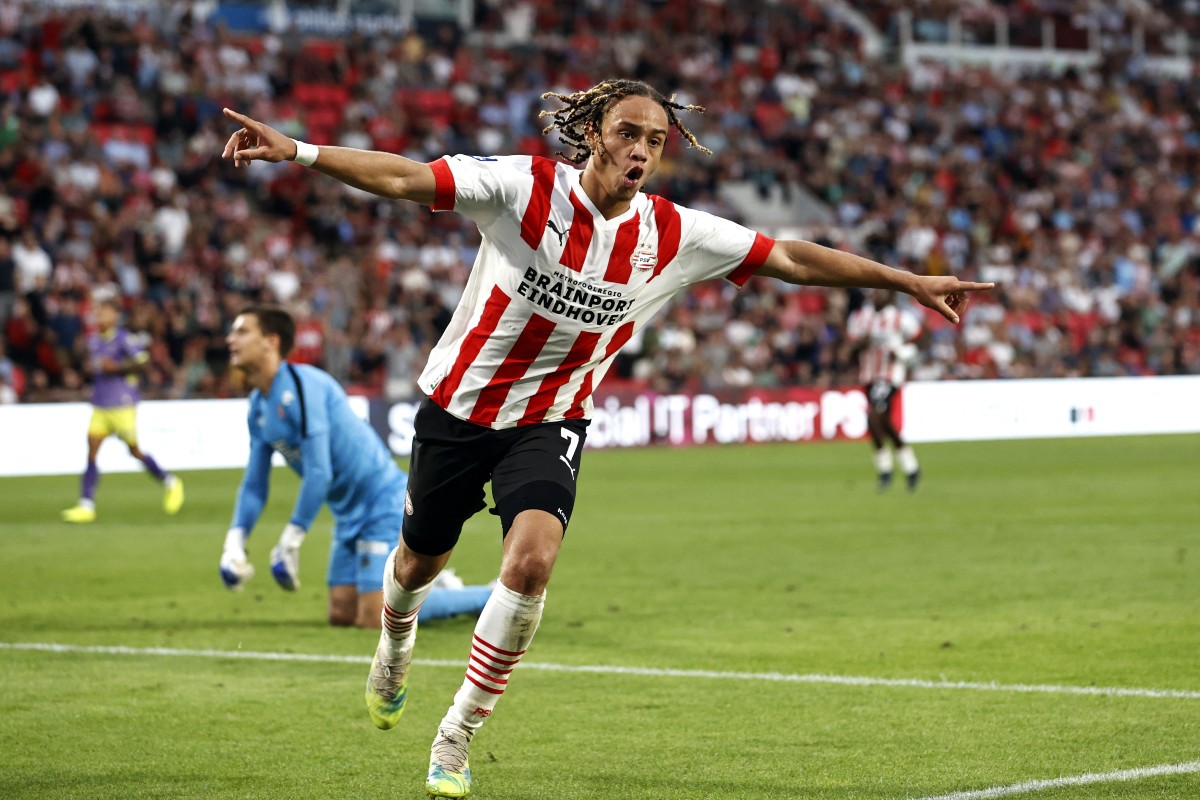 psv eindhoven midfielder xavi simons