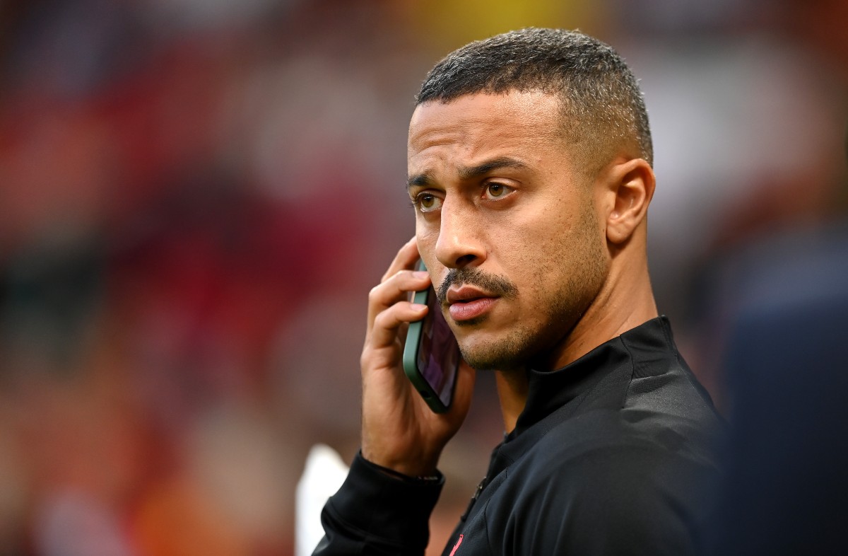 Thiago Alcantara on his phone