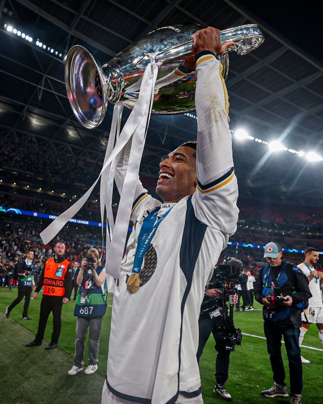 Jude Bellingham lifts the Champions League trophy.