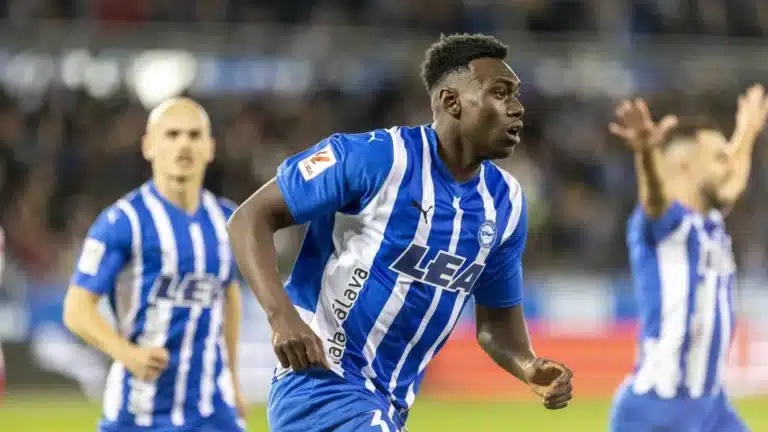 Samu Omorodian in action for Alaves.