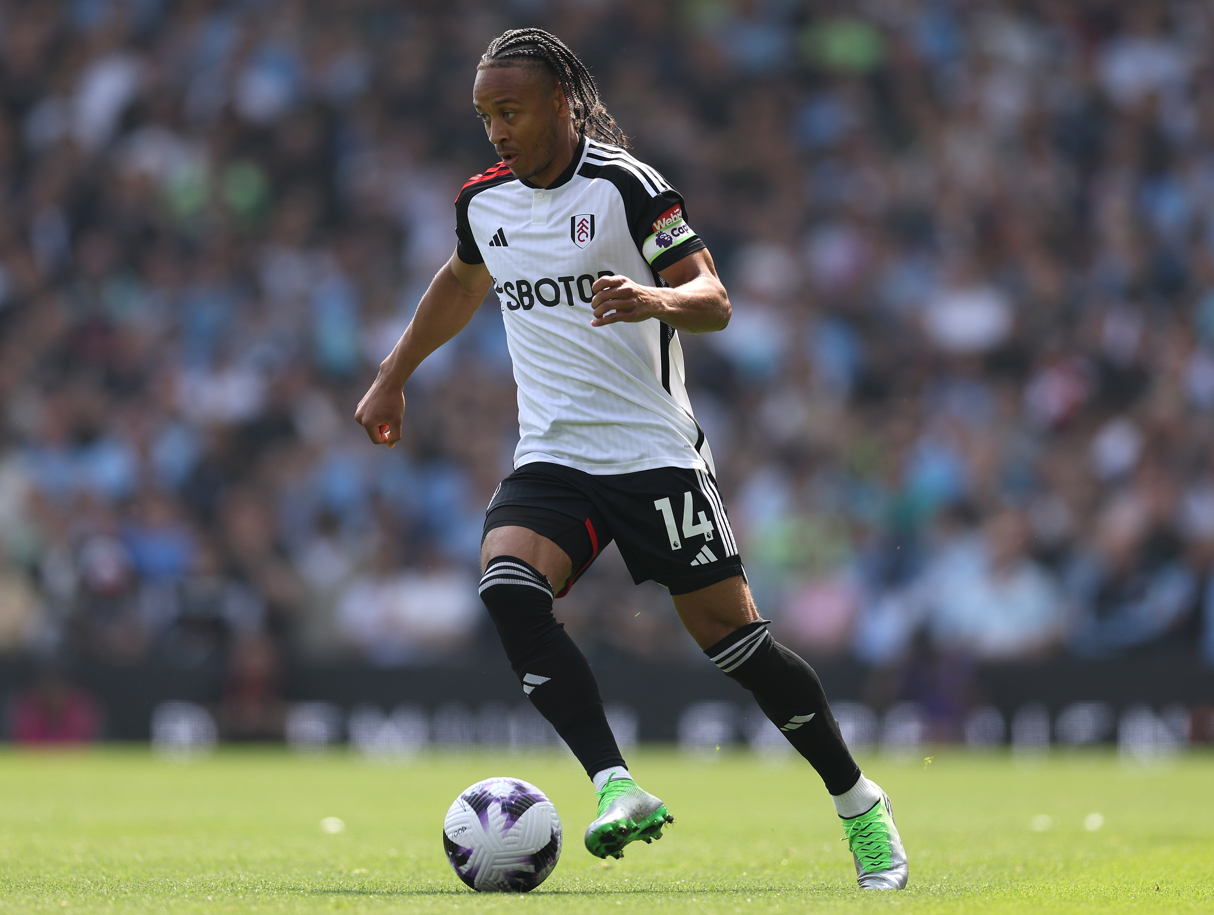 Leeds United interested in signing free agent Bobby De Cordova-Reid who could potentially act as Crysencio Summerville's replacement