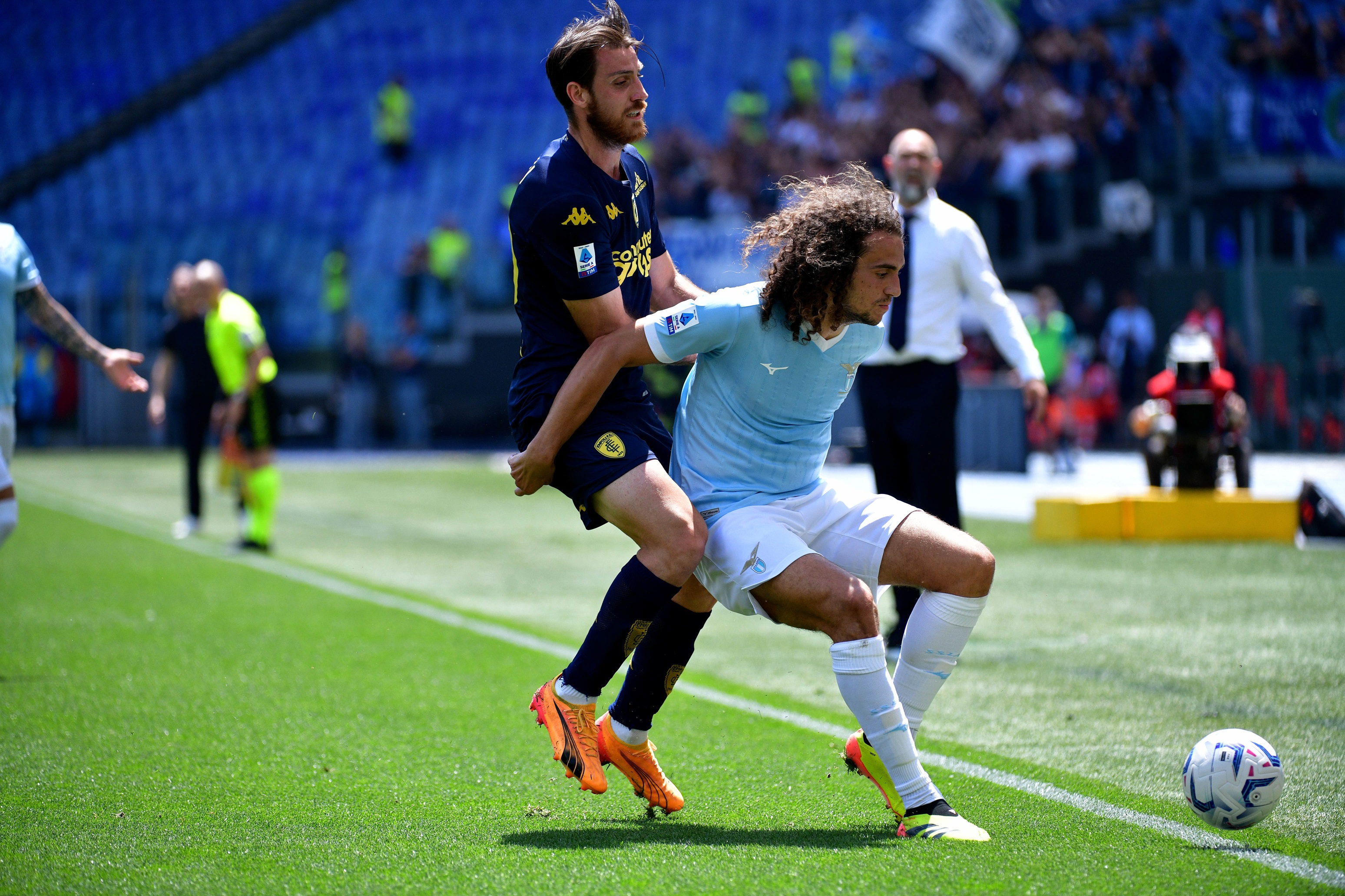 Matteo Guendouzi vying for the ball