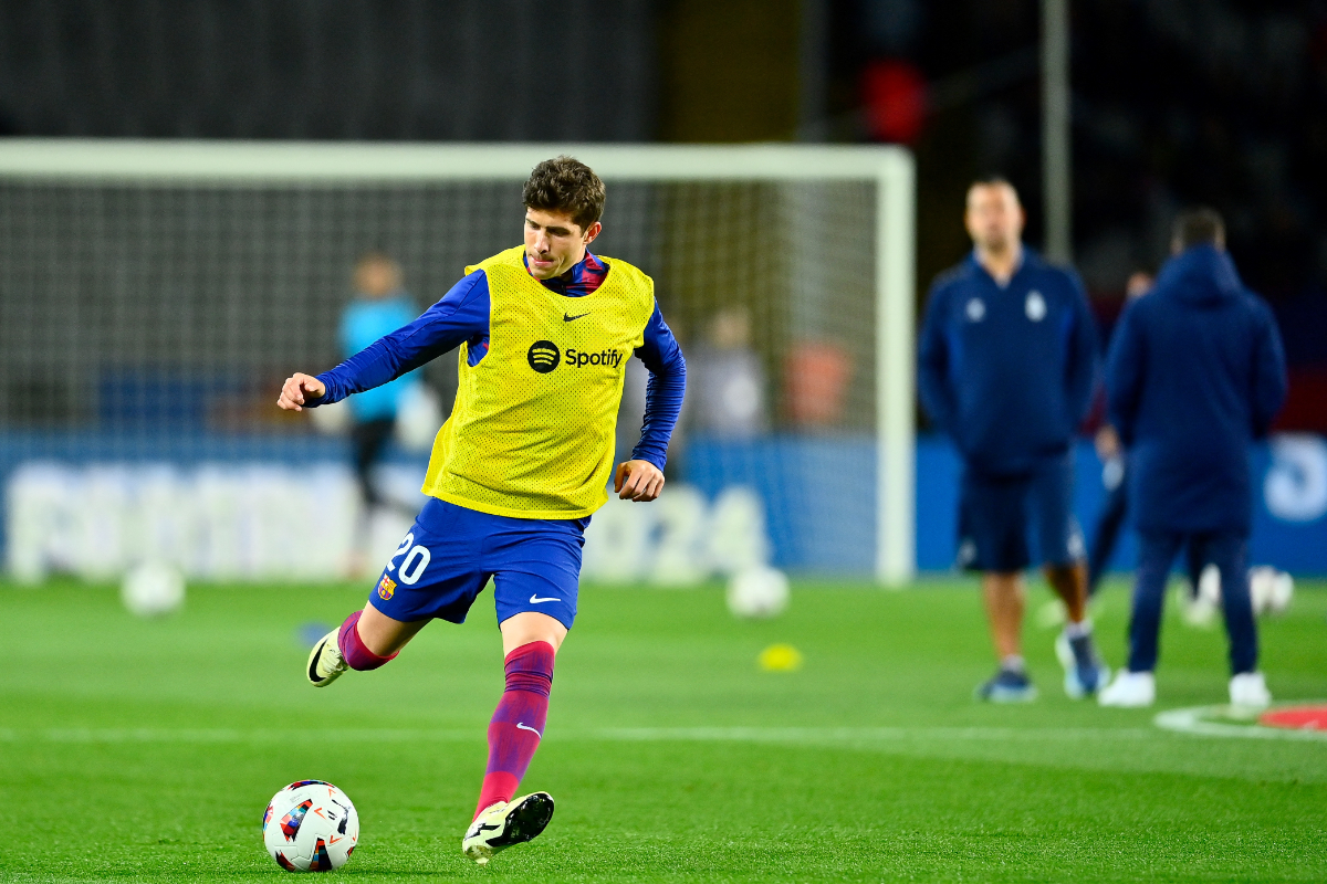 Sergi Roberto warms up before the start of the Spanish league football match between FC Barcelona and UD Las Palmas at the Estadi Olimpic Lluis Companys in Barcelona on March 30, 2024.