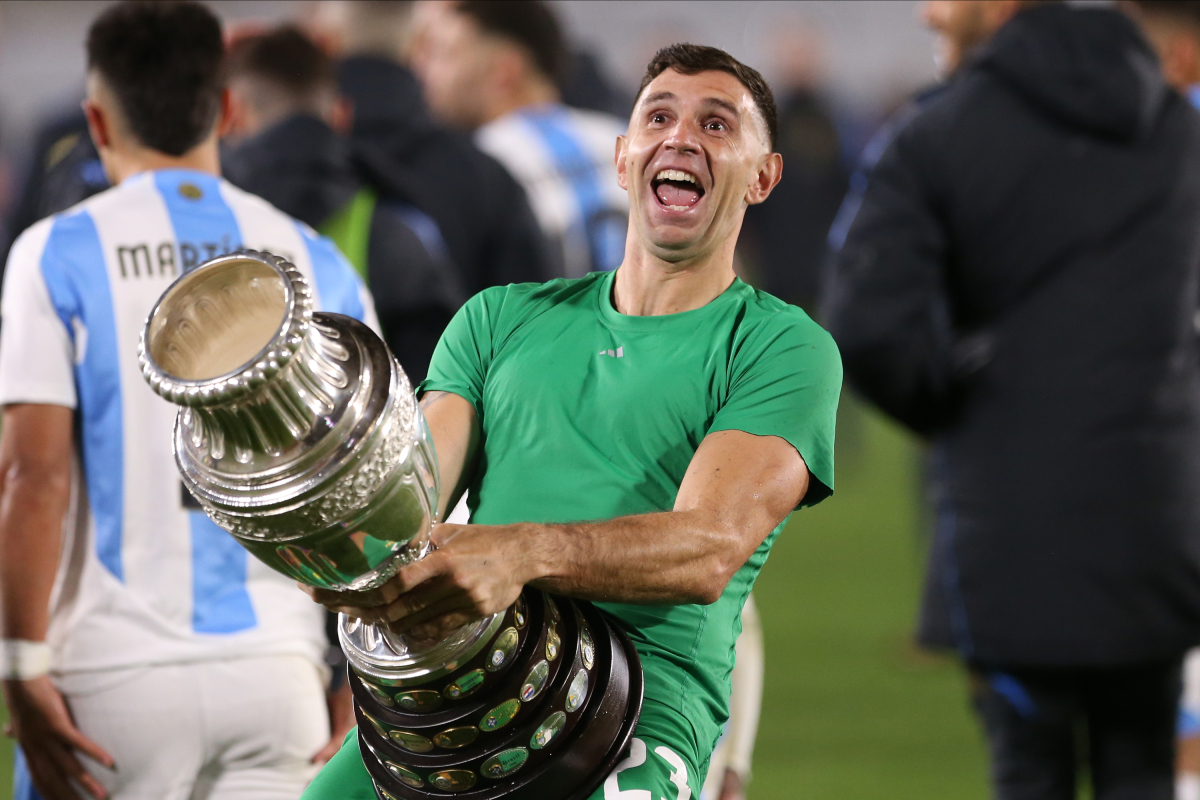 Argentina's Emiliano Martinez makes obscene an gesture with the Copa America trophy. (Photo by Daniel Jayo/Getty Images)
