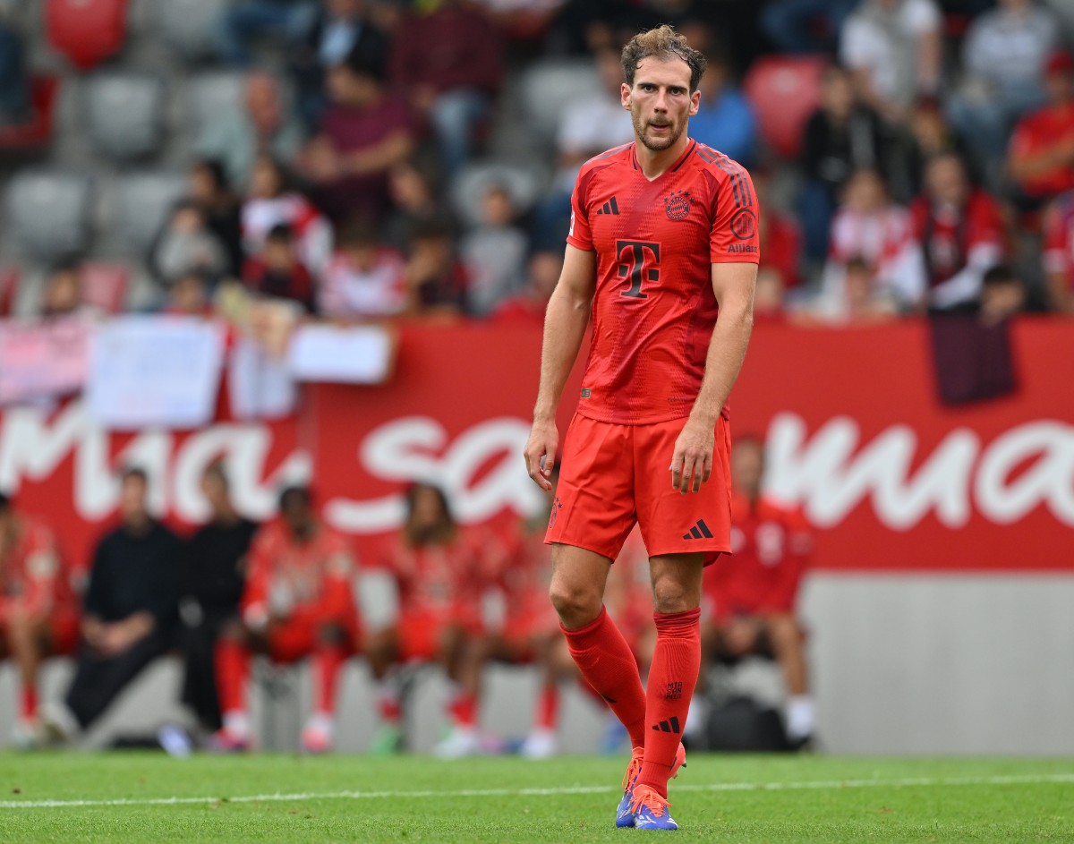Leon Goretzka looks on
