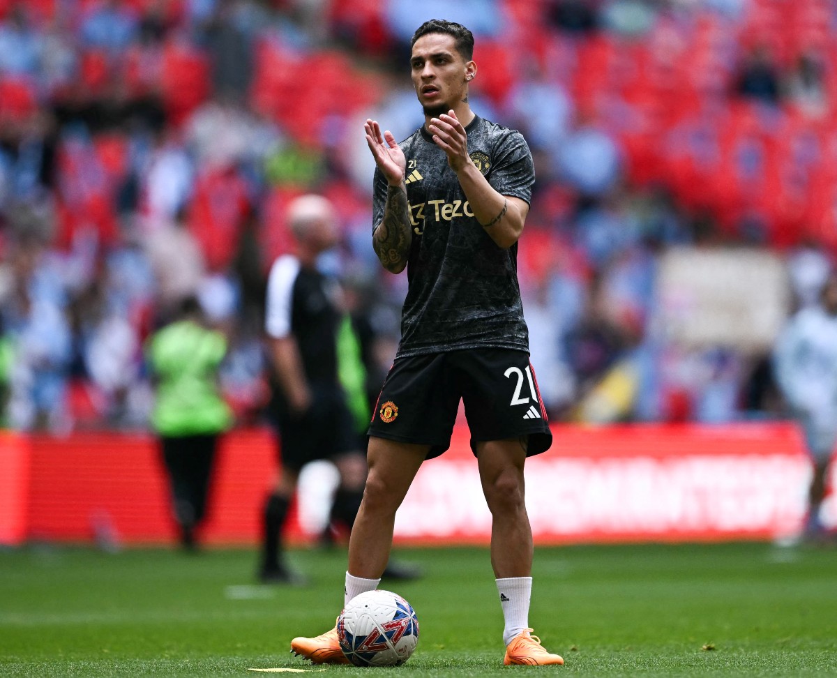 Fenerbahce keen on Antony who prefers Man United stay.
