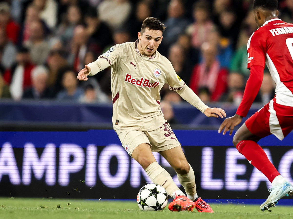 Oscar Gloukh runs with the ball