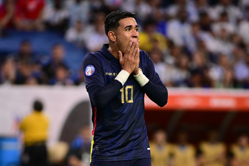 Chelsea are concerned by Kendry Paez's recent performances.