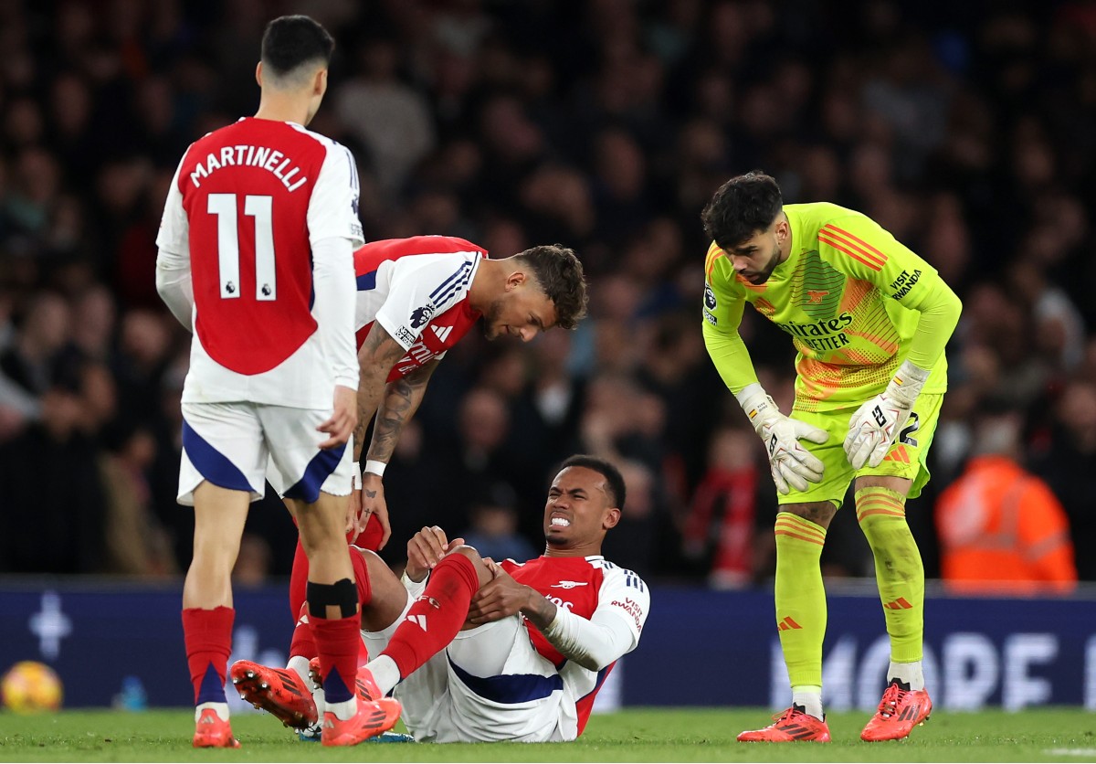Gabriel Magalhaes went off injured for Arsenal