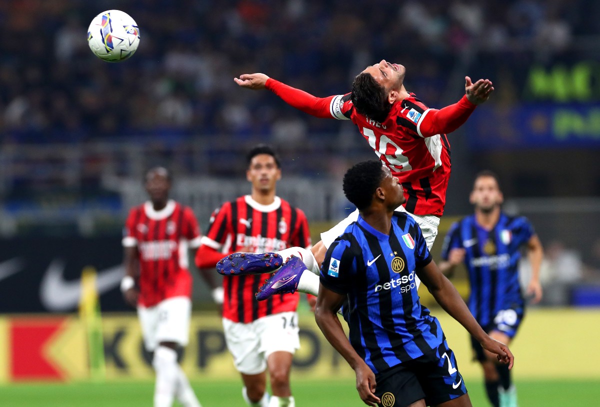 Denzel Dumfries in action for Inter vs AC Milan