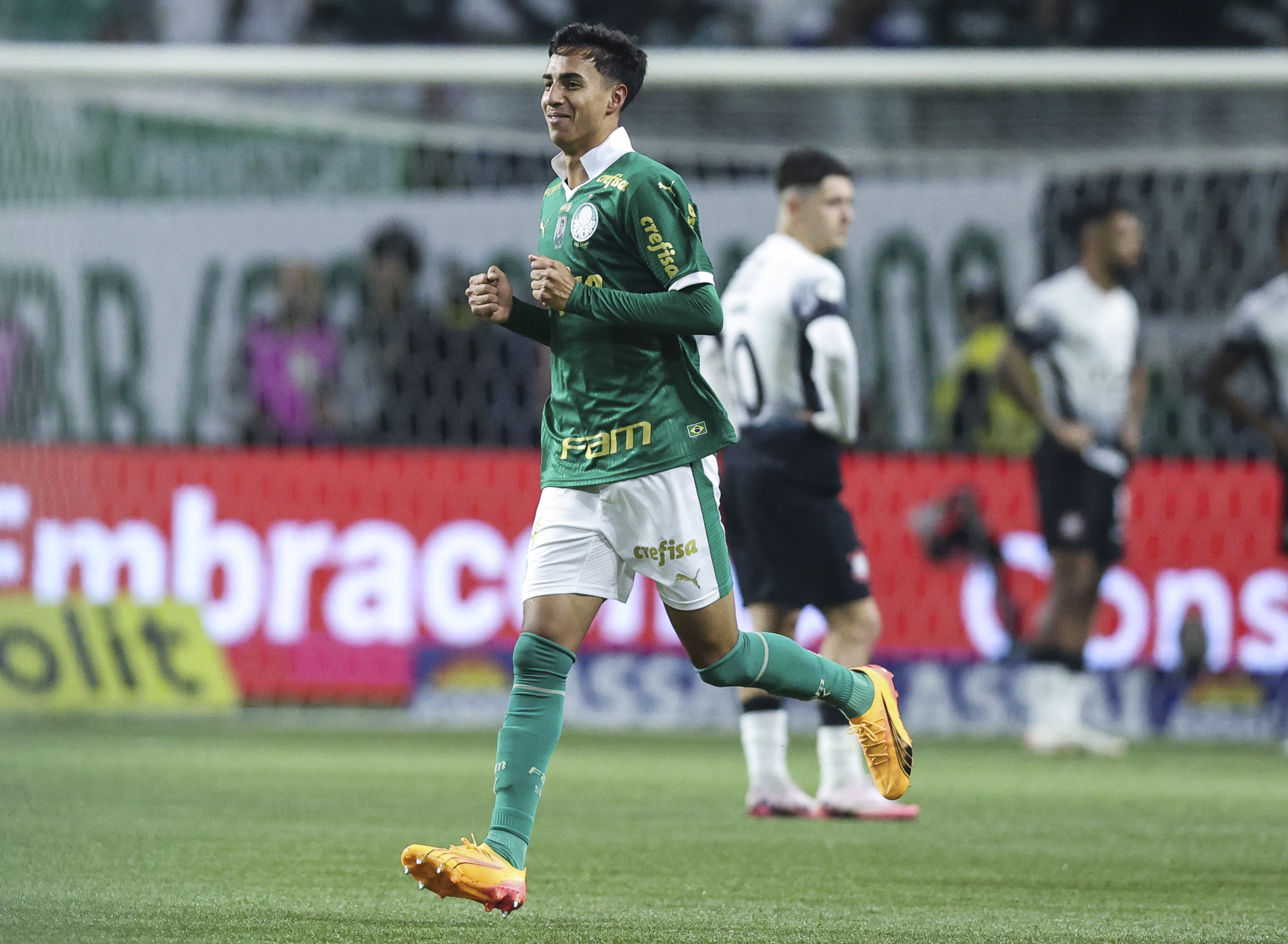 Arsenal and Liverpool want to sign Vitor Reis.