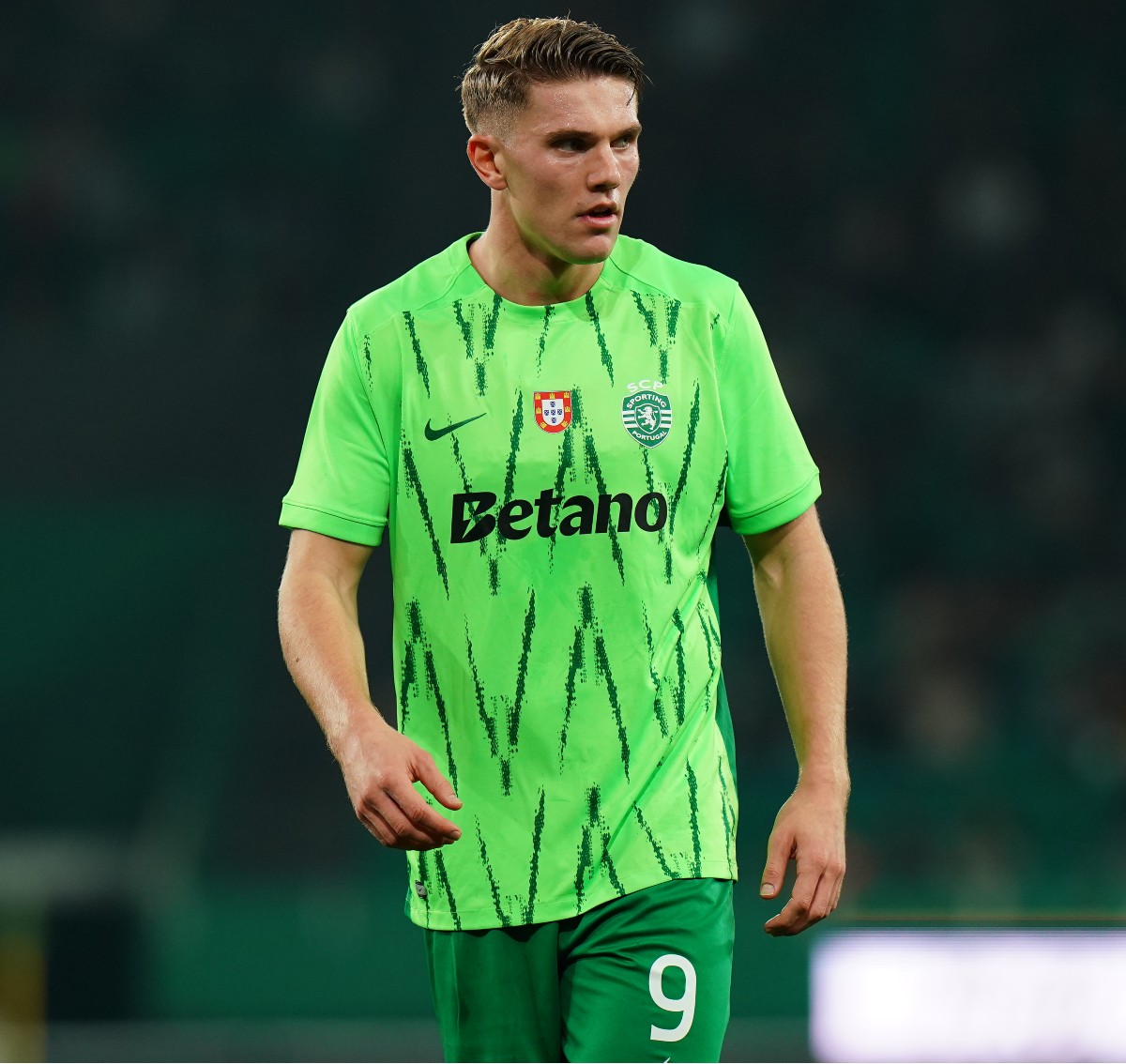 Viktor Gyokeres is being chased by Man United