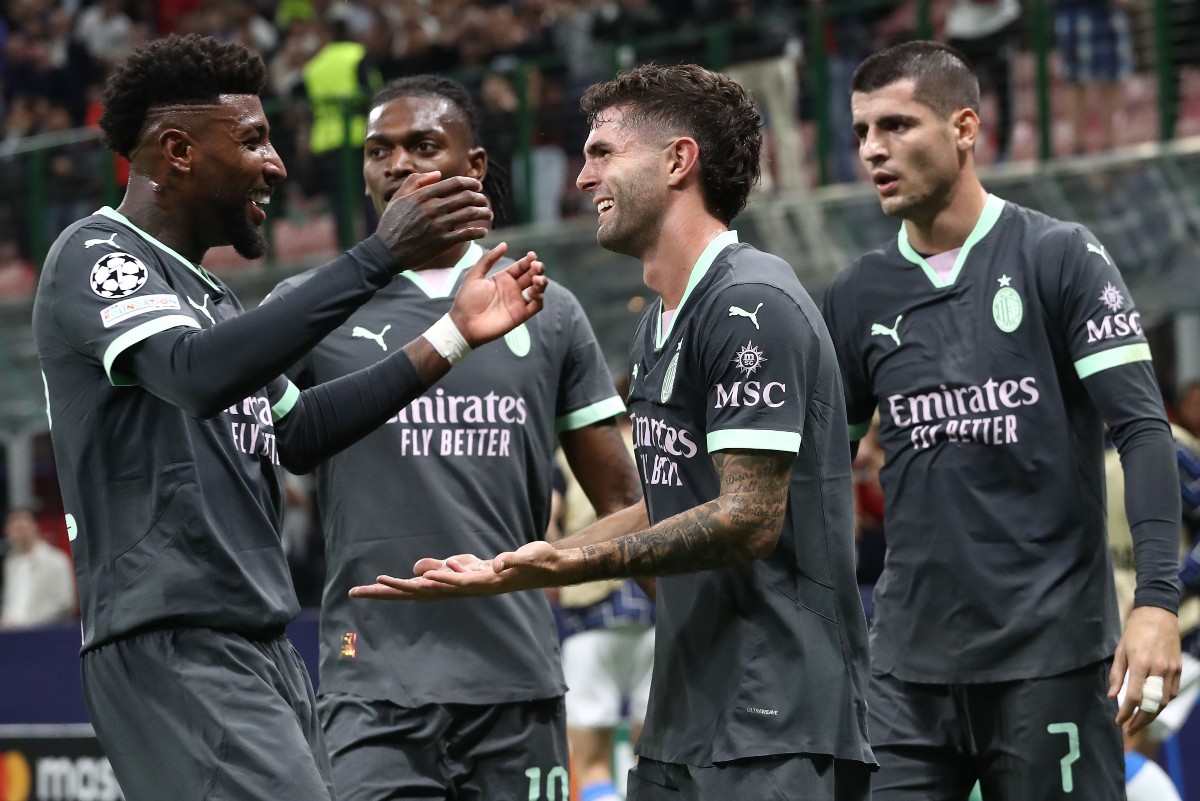 Christian Pulisic celebrates with his AC Milan teammates