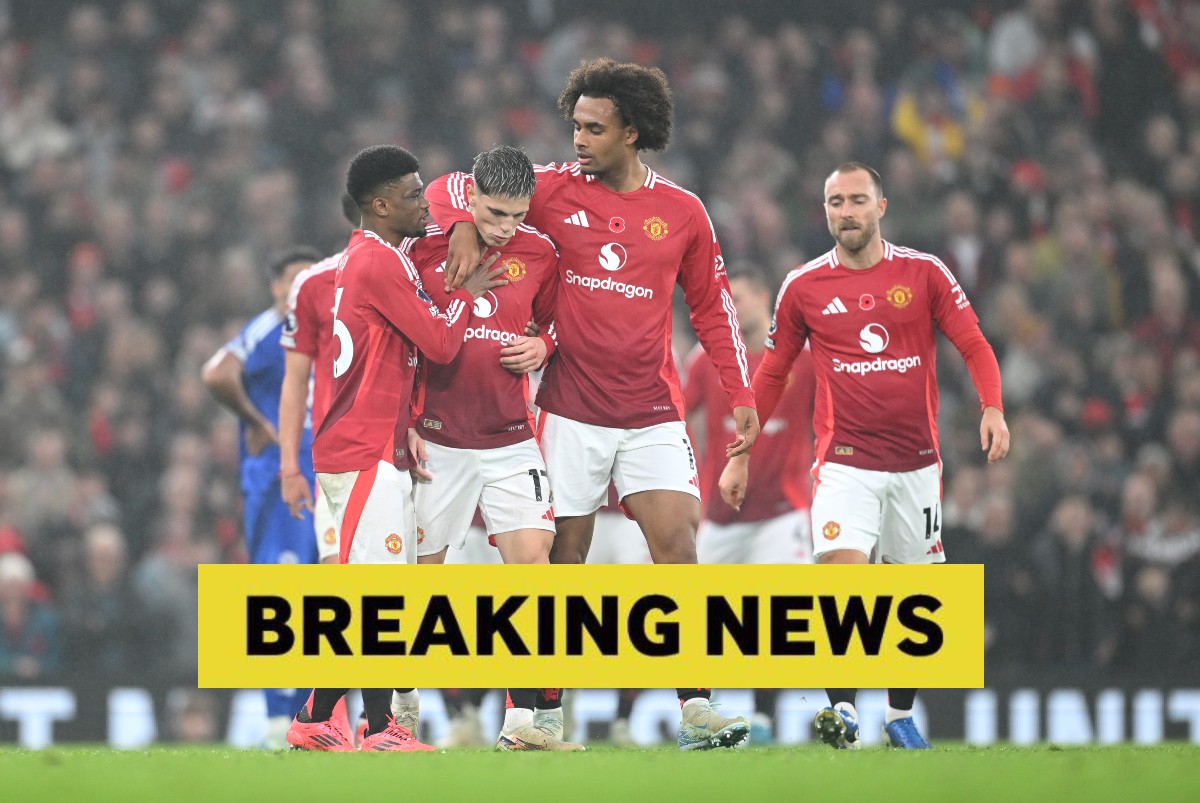Joshua Zirkzee celebrates with his Man United teammates