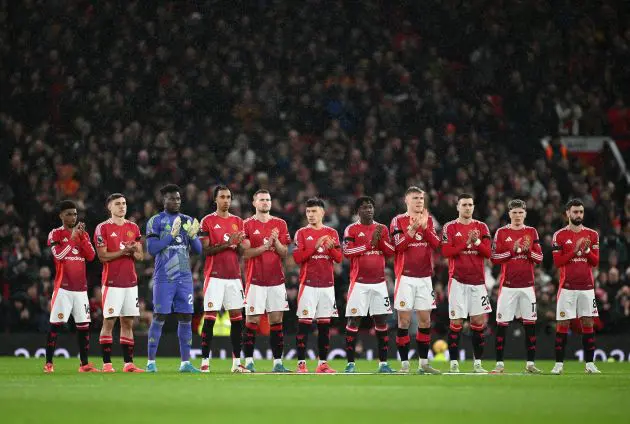 Man United players join in with a minute's applause for Kath Phipps