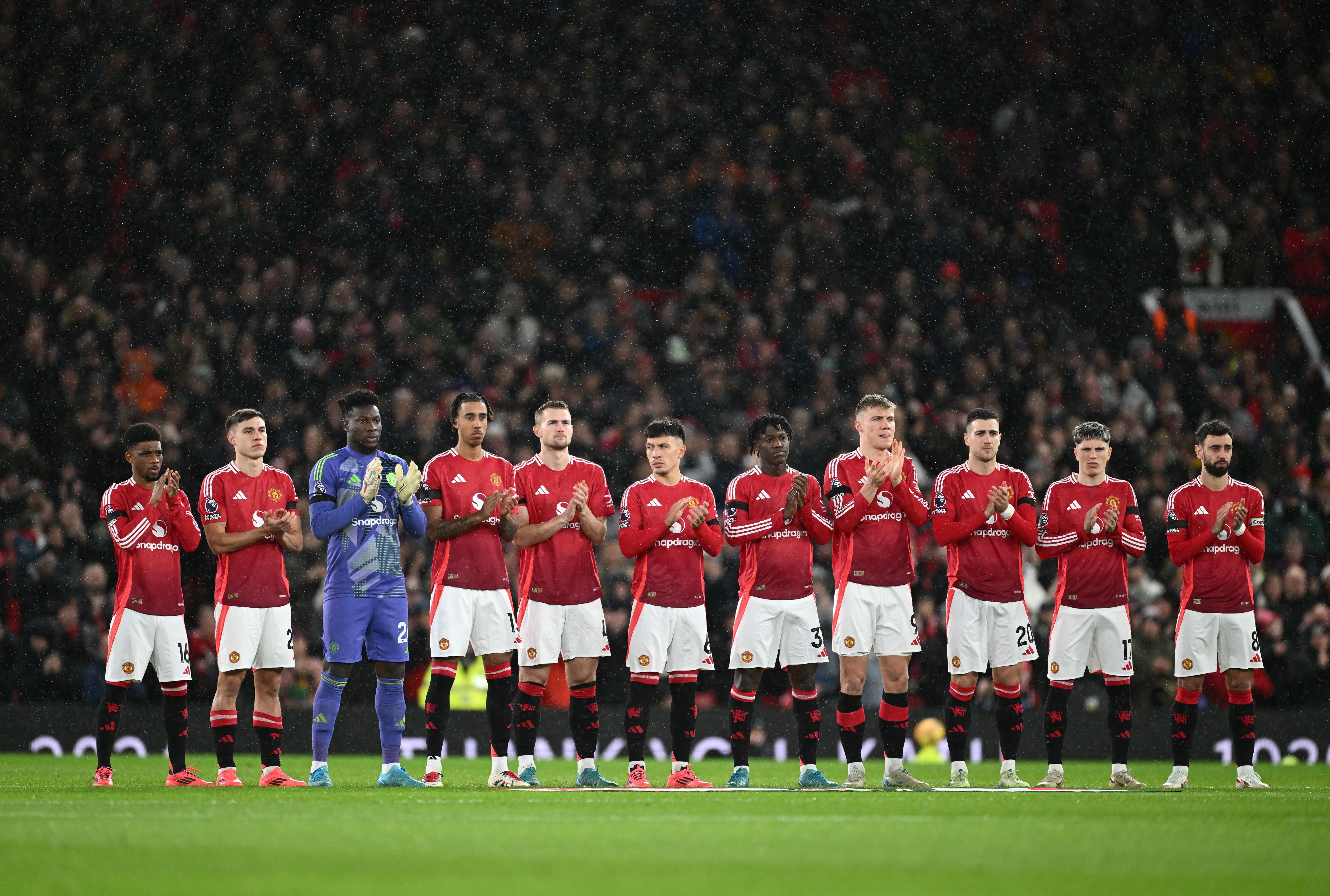Man United players join in with a minute's applause for Kath Phipps