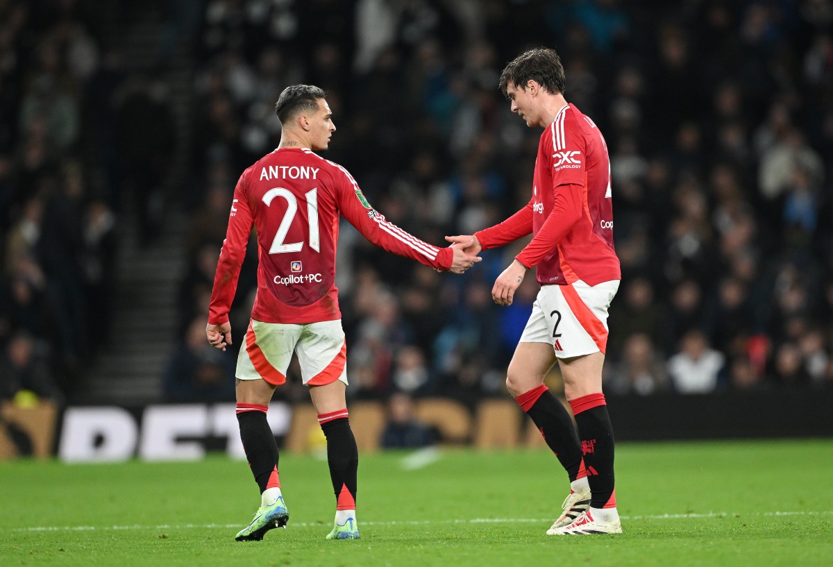 Antony with Manchester United teammate Victor Lindelof