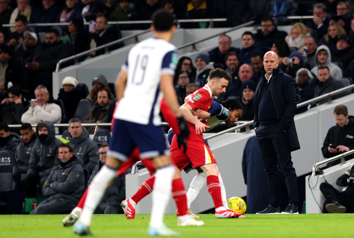 Arne Slot watches on during Liverpool's defeat to Tottenham