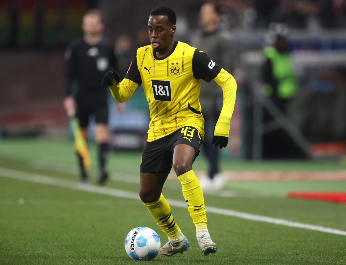 Jamie Gittens in action for Borussia Dortmund against Eintracht Frankfurt