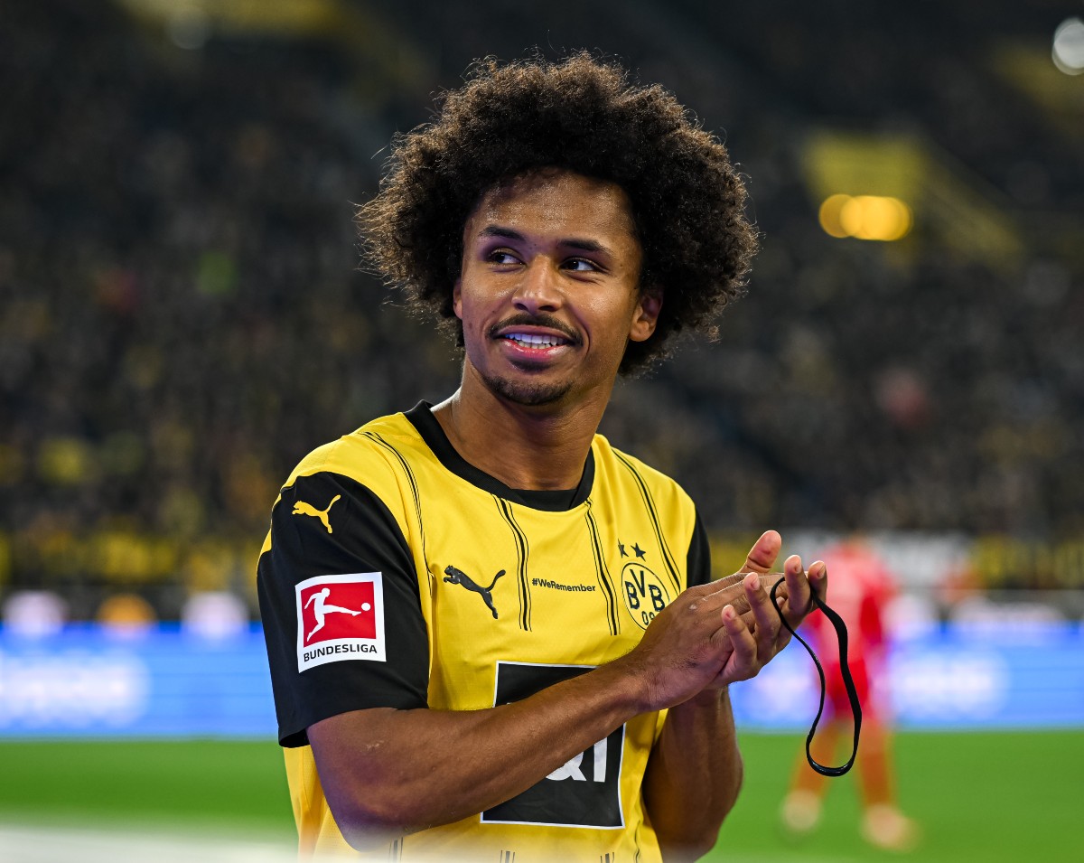 Karim Adeyemi applauds the Borussia Dortmund fans
