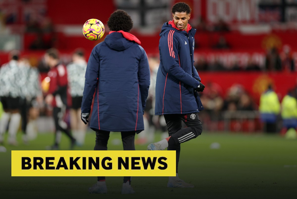 Marcus Rashford warming up with the other Man United substitutes
