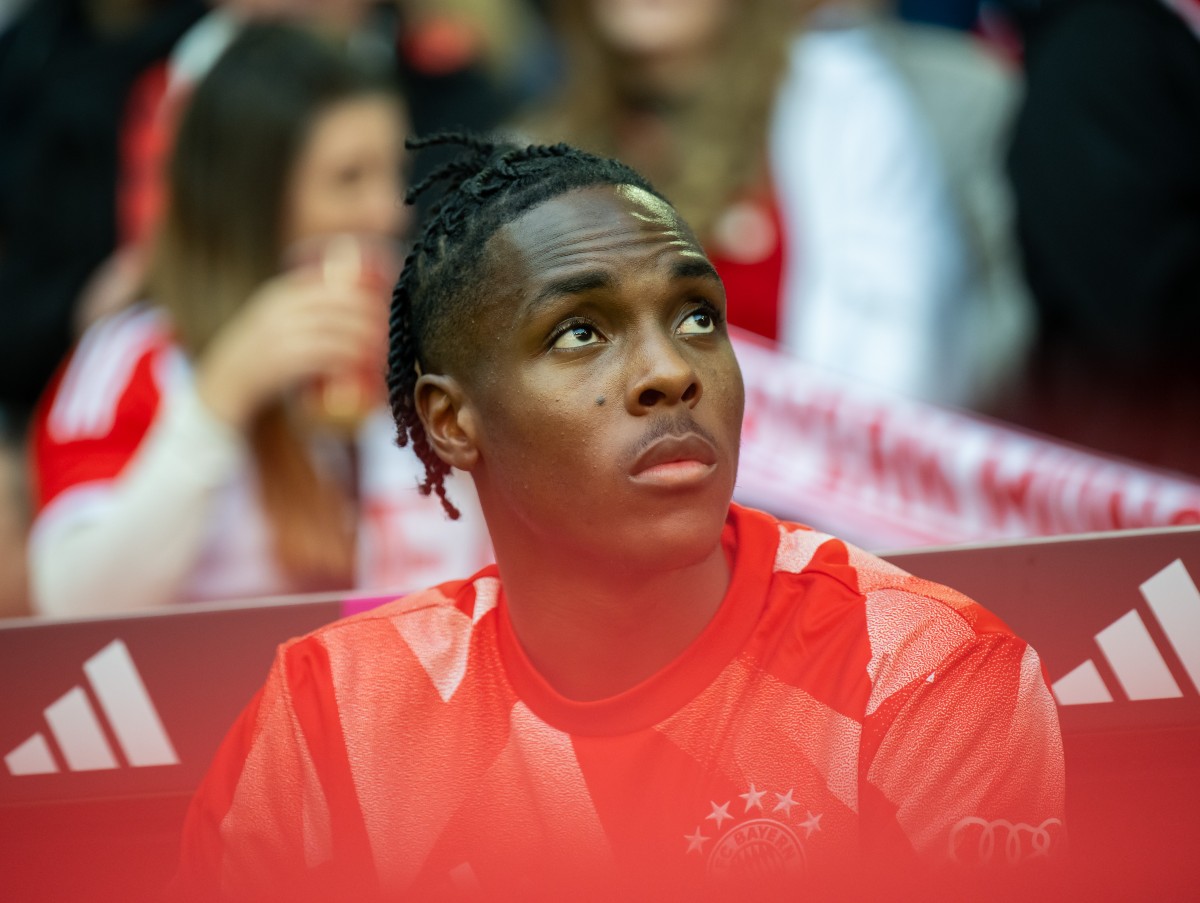 Mathys Tel on the Bayern Munich bench