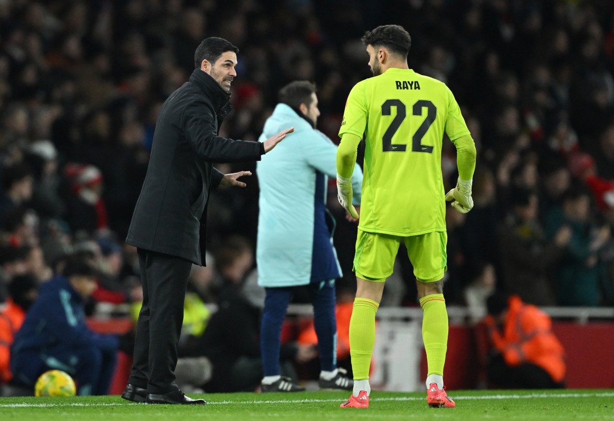 Mikel Arteta and David Raya talking during Arsenal's defeat to Newcastle