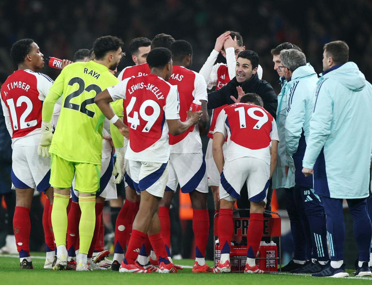 Mikel Arteta talks to the Arsenal players during the draw with Aston Villa