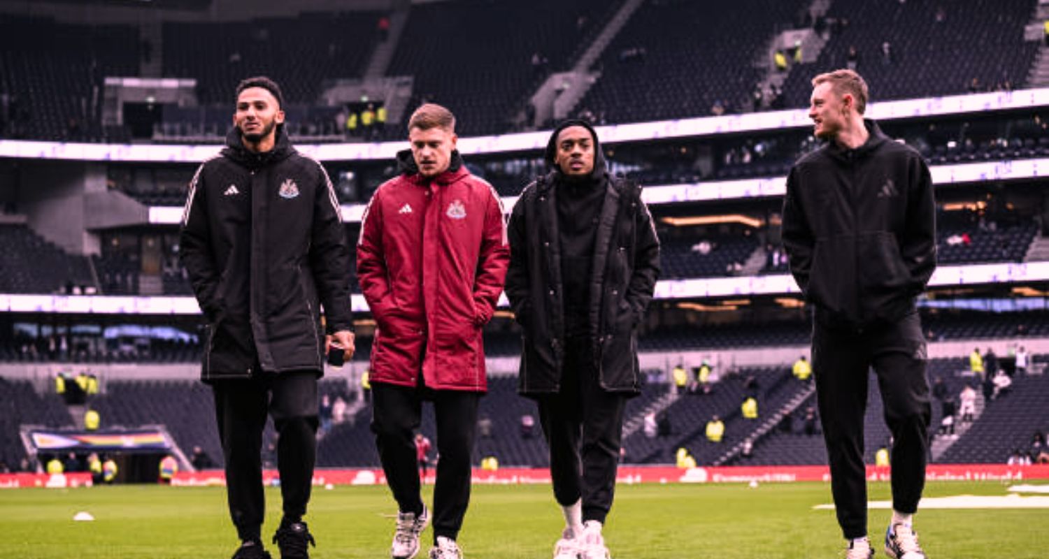 Newcastle players including Lloyd Kelly with Eddie Howe