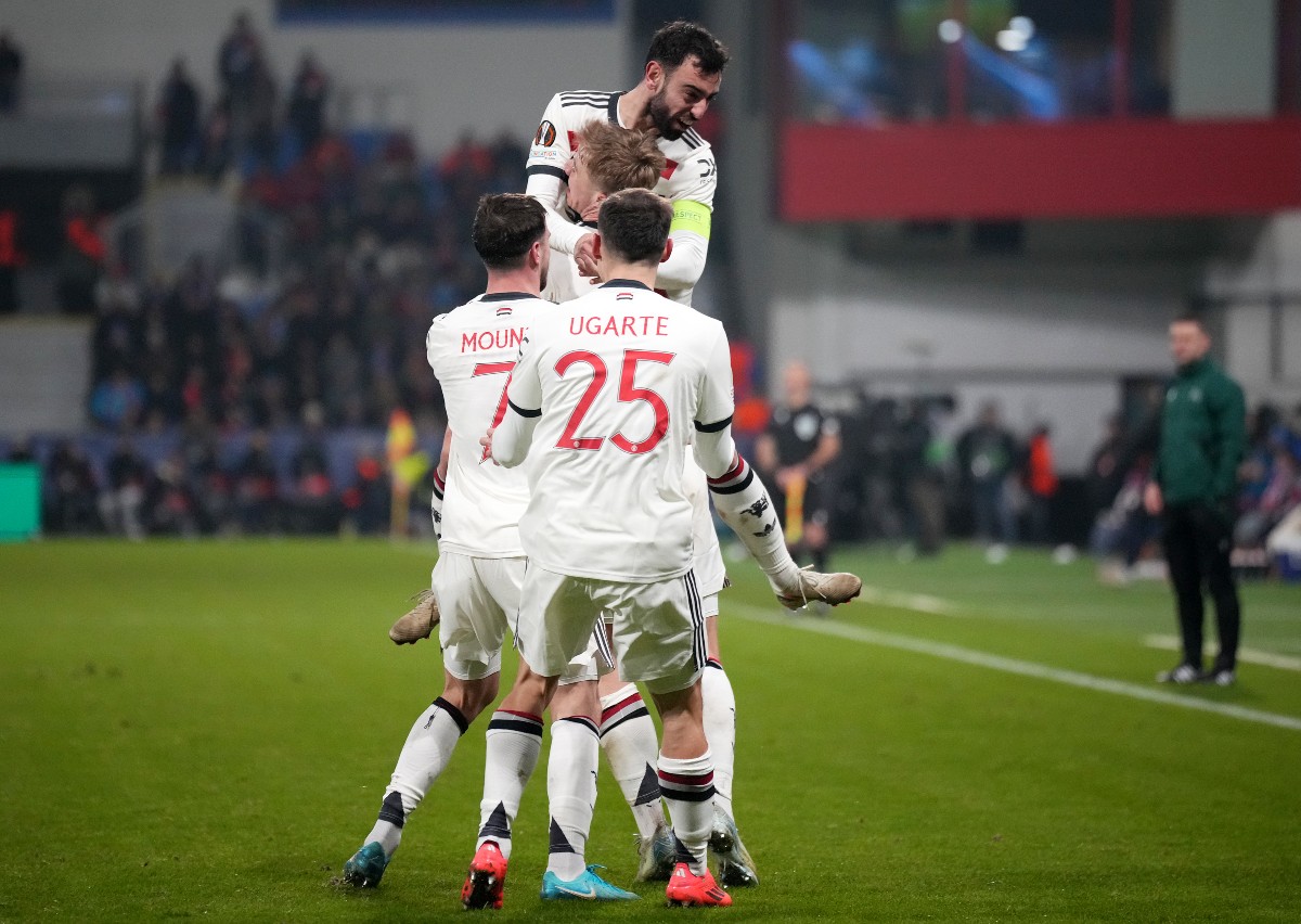 Rasmus Hojlund and Bruno Fernandes celebrate for Manchester United