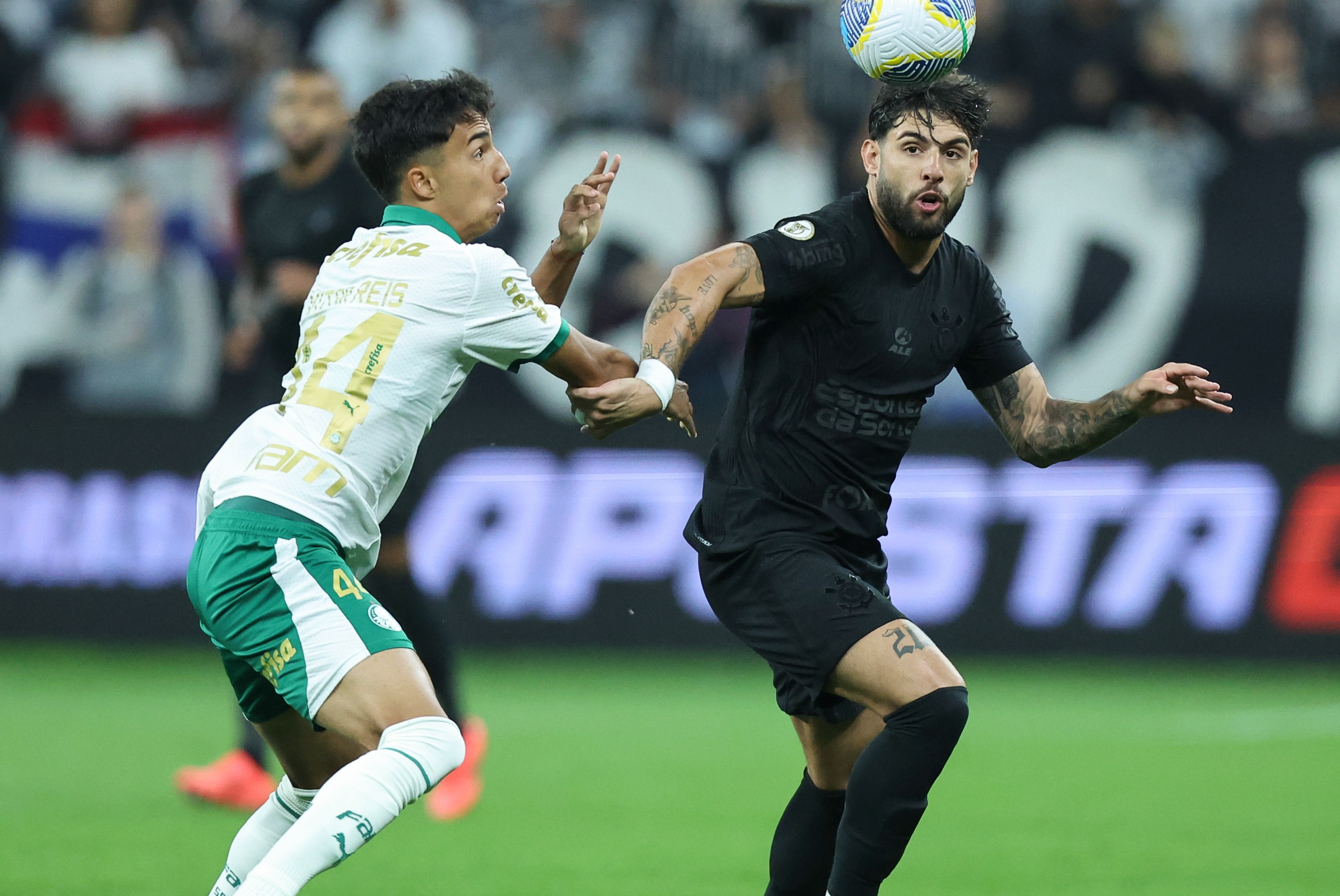 Vitor Reis of Palmeiras and Yuri Alberto of Corinthians fight for the ball