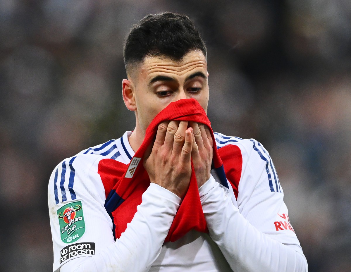 Gabriel Martinelli reacts as he goes off injured during Arsenal vs Newcastle