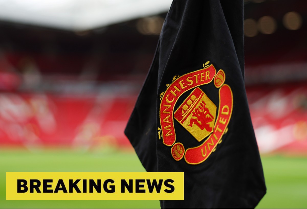 Manchester United corner flag and breaking news banner